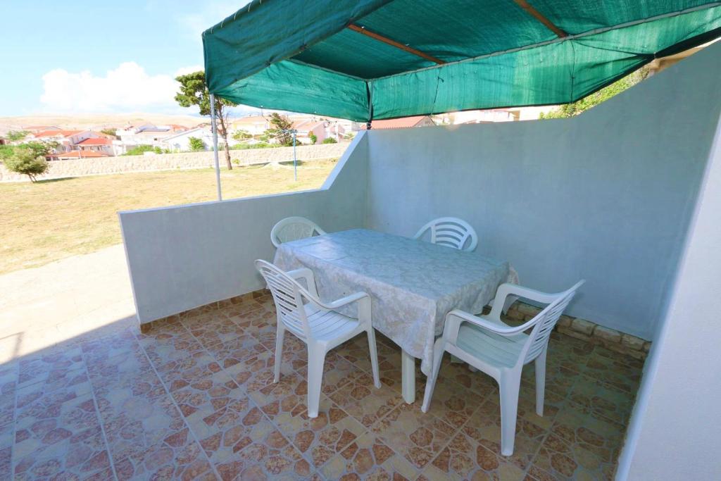 Balkón alebo terasa v ubytovaní Apartments by the sea Kustici, Pag - 4086