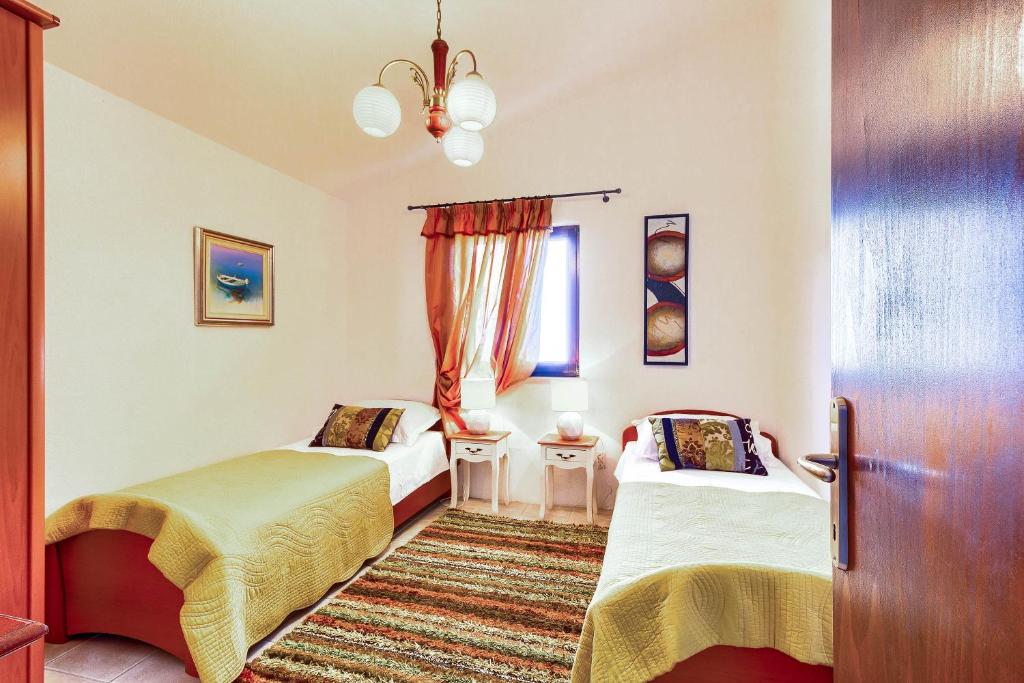 Posteľ alebo postele v izbe v ubytovaní Family friendly seaside apartments Rogoznica - 2010