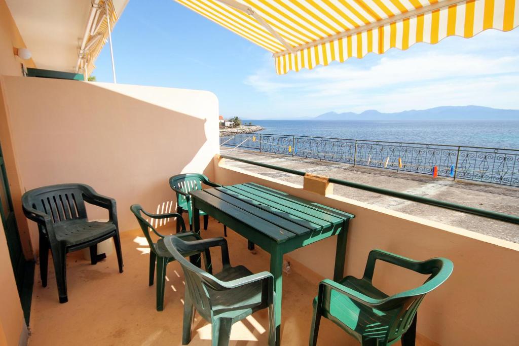 a table and chairs on a balcony with a view of the ocean at Apartment Sucuraj 4029e in Sućuraj