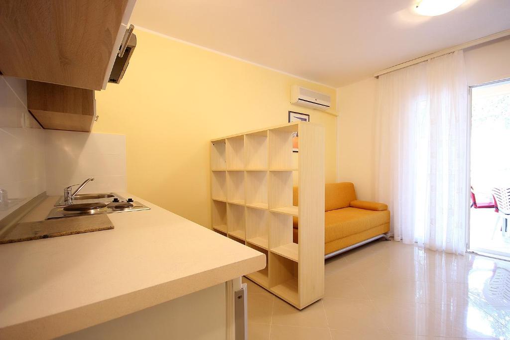 TV a/nebo společenská místnost v ubytování Apartments by the sea Novalja, Pag - 4124