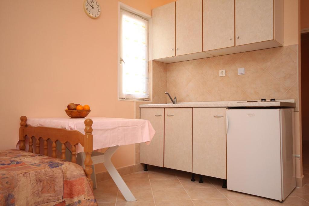 Kuchyň nebo kuchyňský kout v ubytování Apartments by the sea Novalja, Pag - 4124