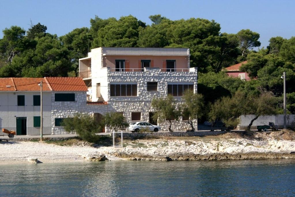 una casa en la orilla de un cuerpo de agua en Family friendly seaside apartments Slatine, Ciovo - 1096 en Slatine