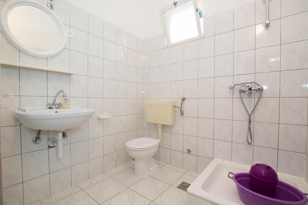 Kúpeľňa v ubytovaní Apartment Arbanija 1122a
