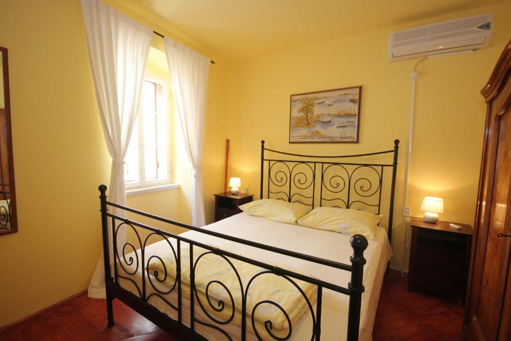 - une chambre avec un lit doté de draps blancs et une fenêtre dans l'établissement Seaside holiday house Komiza, Vis - 3469, à Komiža