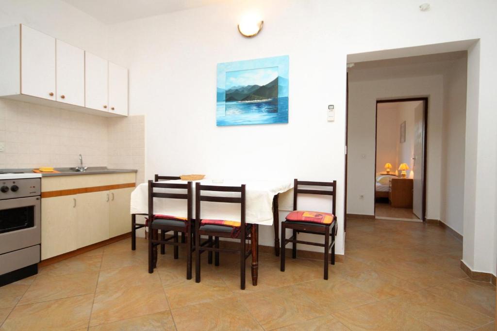 Kuchyň nebo kuchyňský kout v ubytování Apartment Molunat 3544a