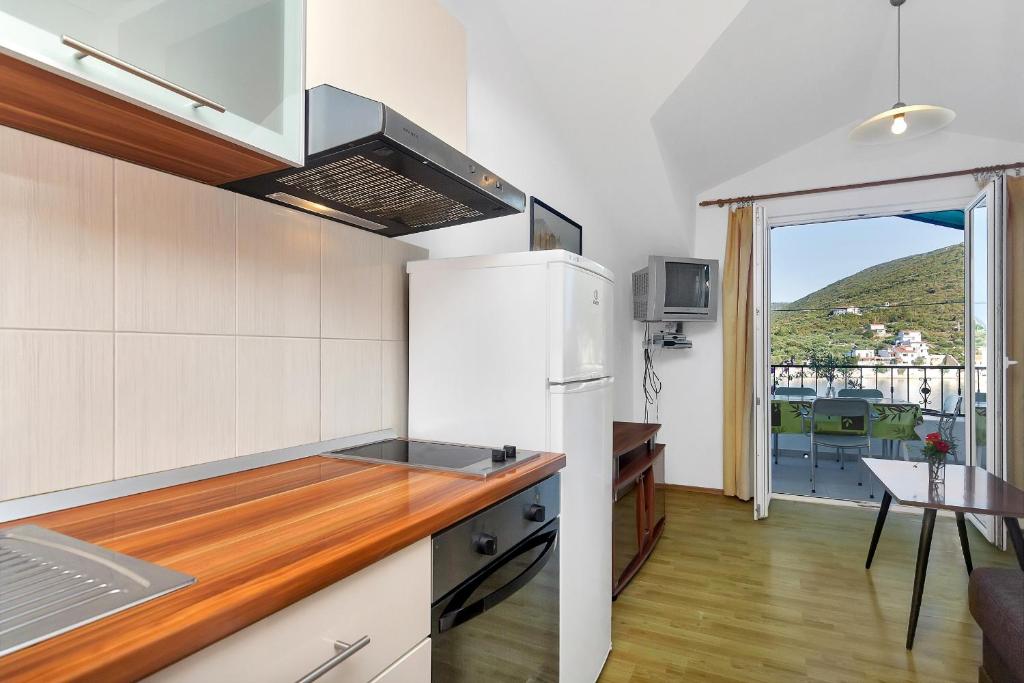 Kuchyň nebo kuchyňský kout v ubytování Apartments by the sea Cove Pokrivenik, Hvar - 2073