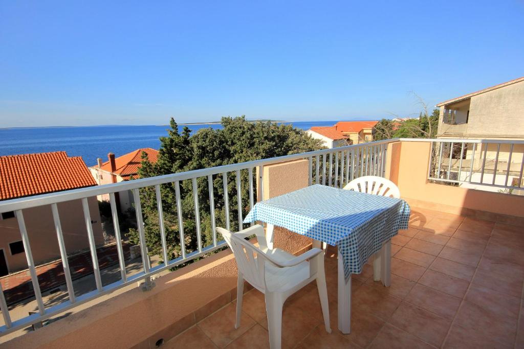 a table and chairs on a balcony with the ocean at Studio Mandre 3557a in Kolan