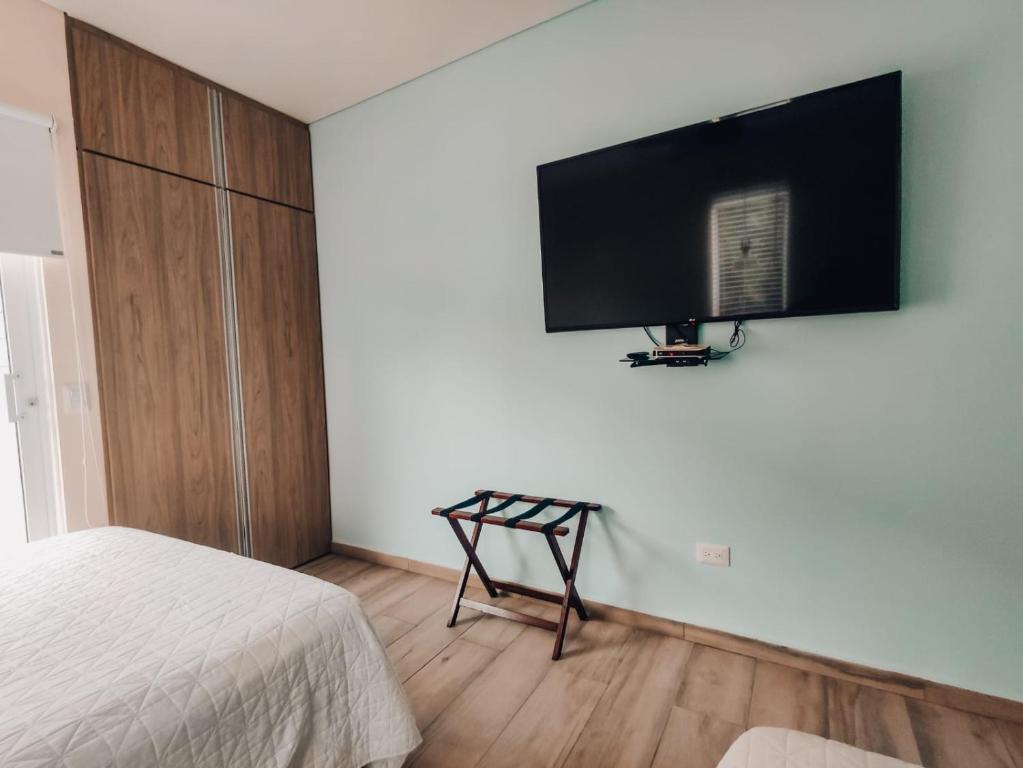 TV a/nebo společenská místnost v ubytování Summer House Inn San Andres