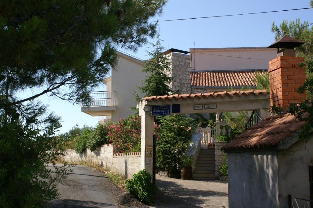 een kleine straat met een gebouw en een poort bij Apartment Zablace 4251d in Zablaće