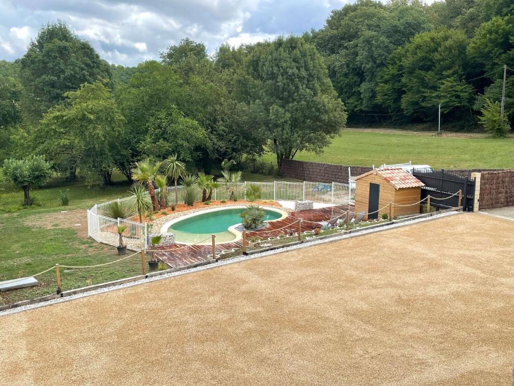 an overhead view of a backyard with a swimming pool at Havre de paix - Chambres d'hôtes in La Sauve-Majeure