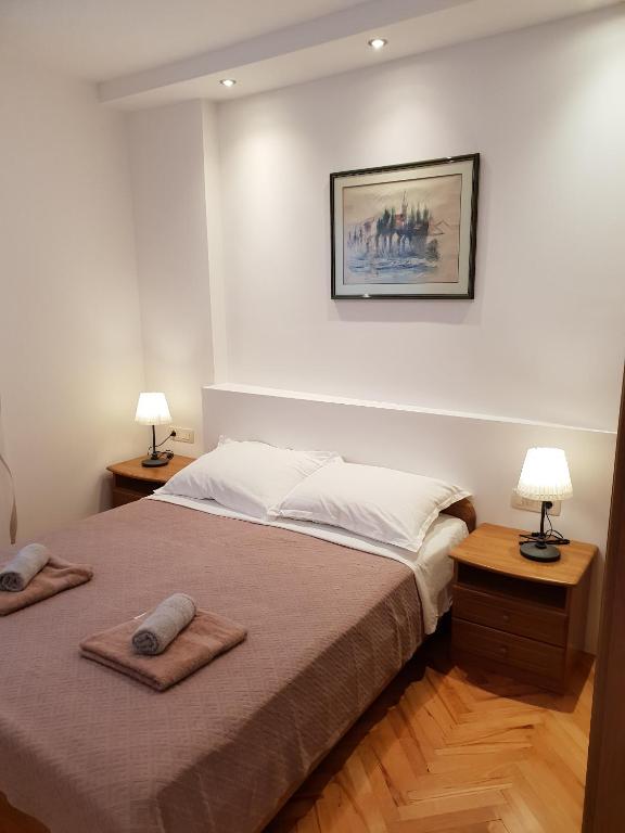Postel nebo postele na pokoji v ubytování Apartments by the sea Rogoznica - 1089