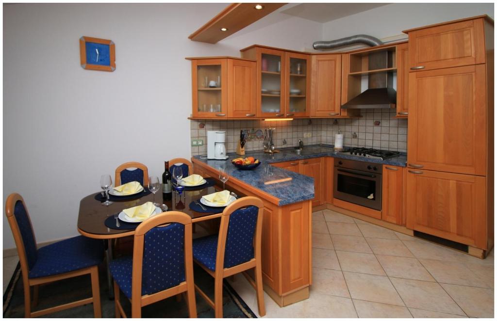 Kuchyň nebo kuchyňský kout v ubytování Apartments by the sea Rogoznica - 1089