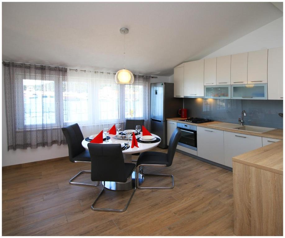 Kuchyň nebo kuchyňský kout v ubytování Apartments by the sea Rogoznica - 1089