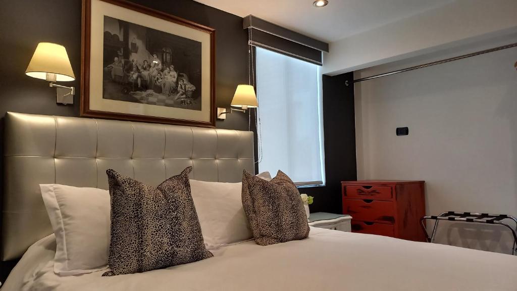 Postel nebo postele na pokoji v ubytování Ana Frank Boutique Hotel