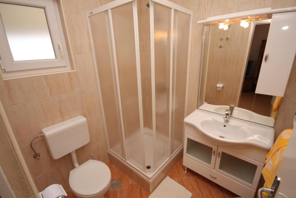 Kúpeľňa v ubytovaní Apartments by the sea Supetarska Draga - Donja, Rab - 2013