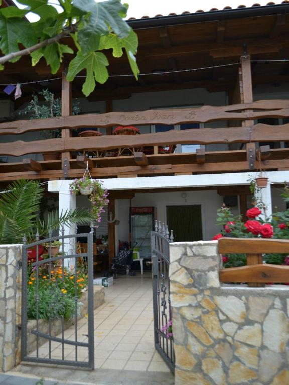 dom z płotem i bramą z kwiatami w obiekcie Apartments by the sea Stara Novalja, Pag - 4106 w Novalji