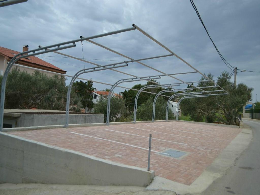 Tenis lub squash w obiekcie Apartments by the sea Stara Novalja, Pag - 4106 lub w pobliżu