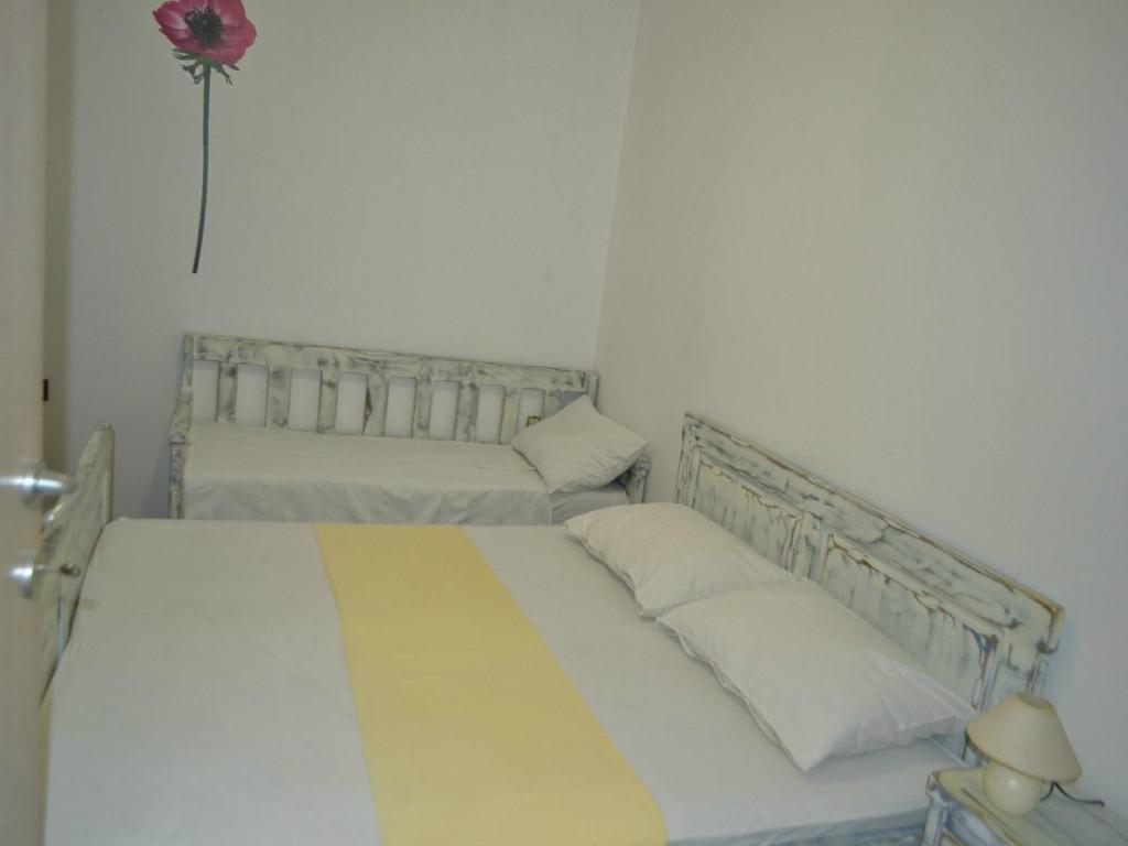 Łóżko lub łóżka w pokoju w obiekcie Apartments by the sea Stara Novalja, Pag - 4106