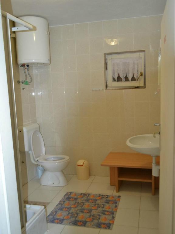 łazienka z toaletą i umywalką w obiekcie Apartments by the sea Stara Novalja, Pag - 4106 w Novalji