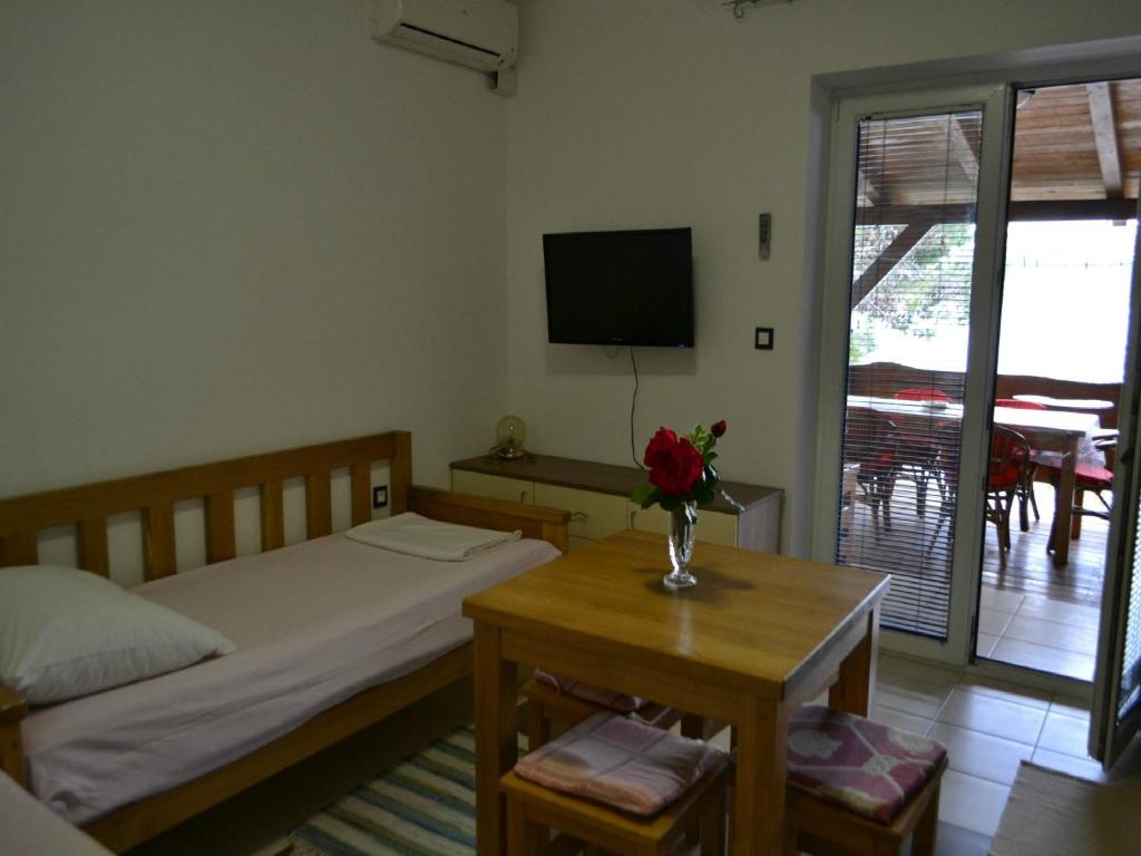 Łóżko lub łóżka w pokoju w obiekcie Apartments by the sea Stara Novalja, Pag - 4106