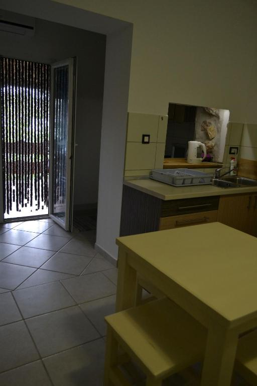 Kuchnia lub aneks kuchenny w obiekcie Apartments by the sea Stara Novalja, Pag - 4106