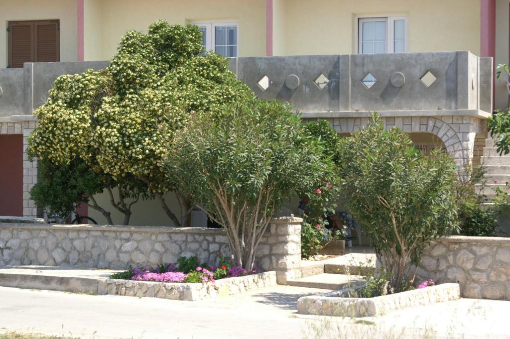 Vonkajšia záhrada v ubytovaní Apartments by the sea Kustici, Pag - 4081