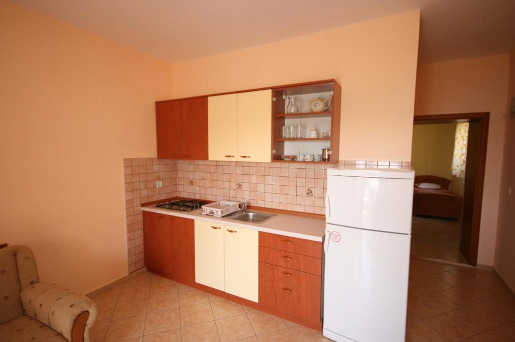 Kuchyňa alebo kuchynka v ubytovaní Apartments by the sea Kustici, Pag - 4081