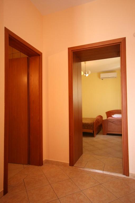 Posteľ alebo postele v izbe v ubytovaní Apartments by the sea Kustici, Pag - 4081