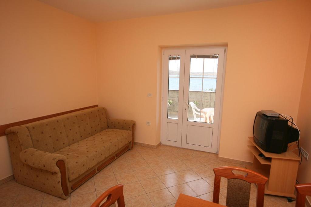 Televízia a/alebo spoločenská miestnosť v ubytovaní Apartments by the sea Kustici, Pag - 4081