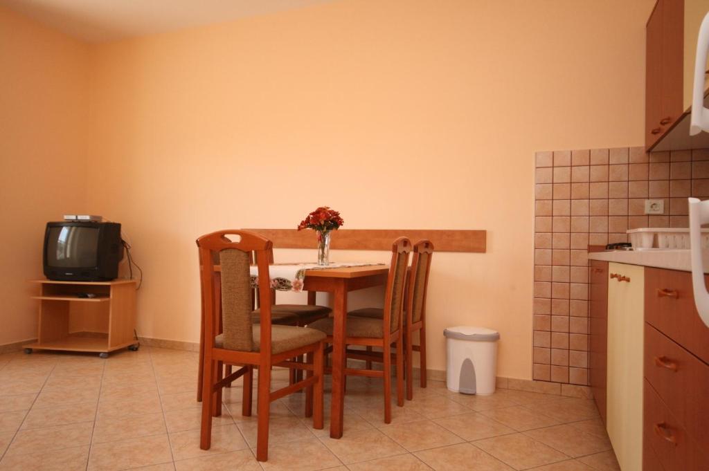 Kuchyňa alebo kuchynka v ubytovaní Apartments by the sea Kustici, Pag - 4081