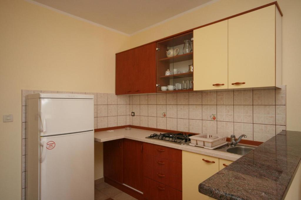 Kuchyňa alebo kuchynka v ubytovaní Apartments by the sea Kustici, Pag - 4081