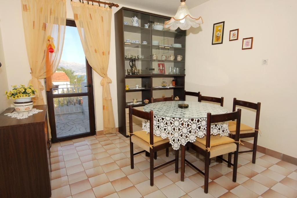 Fotografie z fotogalerie ubytování Apartments by the sea Slatine, Ciovo - 2039 v destinaci Slatine