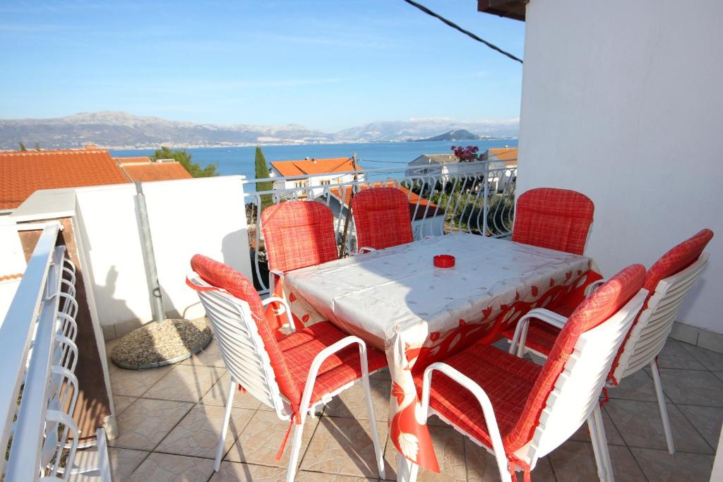 Fotografie z fotogalerie ubytování Apartments by the sea Slatine, Ciovo - 2039 v destinaci Slatine