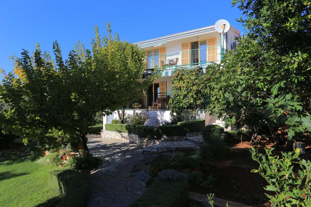 Vonkajšia záhrada v ubytovaní Apartments by the sea Sevid, Trogir - 2044