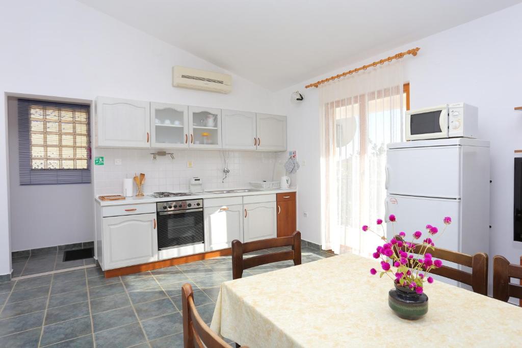 Kuchyňa alebo kuchynka v ubytovaní Apartments by the sea Sevid, Trogir - 2044