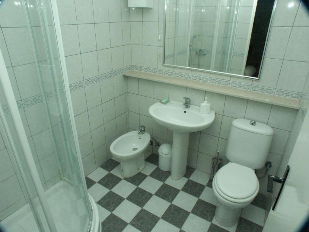 Baño blanco con aseo y lavamanos en Apartments with a parking space Trogir - 2046 en Trogir