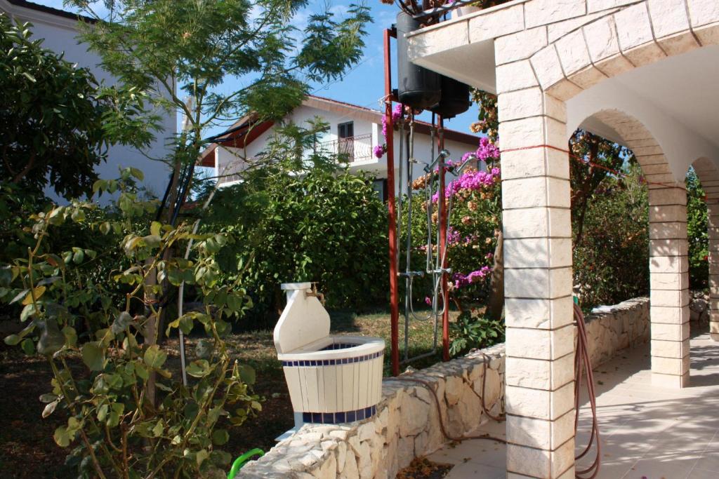 Vonkajšia záhrada v ubytovaní Apartments by the sea Rastici, Ciovo - 2104