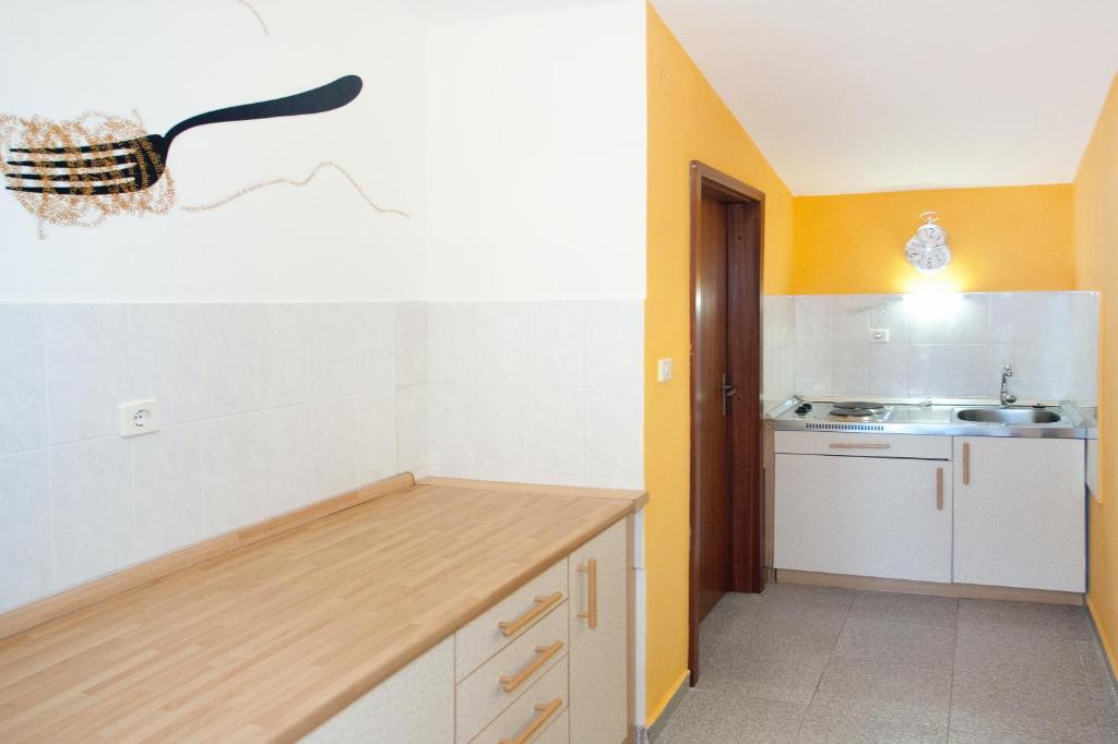 Kuchyňa alebo kuchynka v ubytovaní Apartments by the sea Rastici, Ciovo - 2104