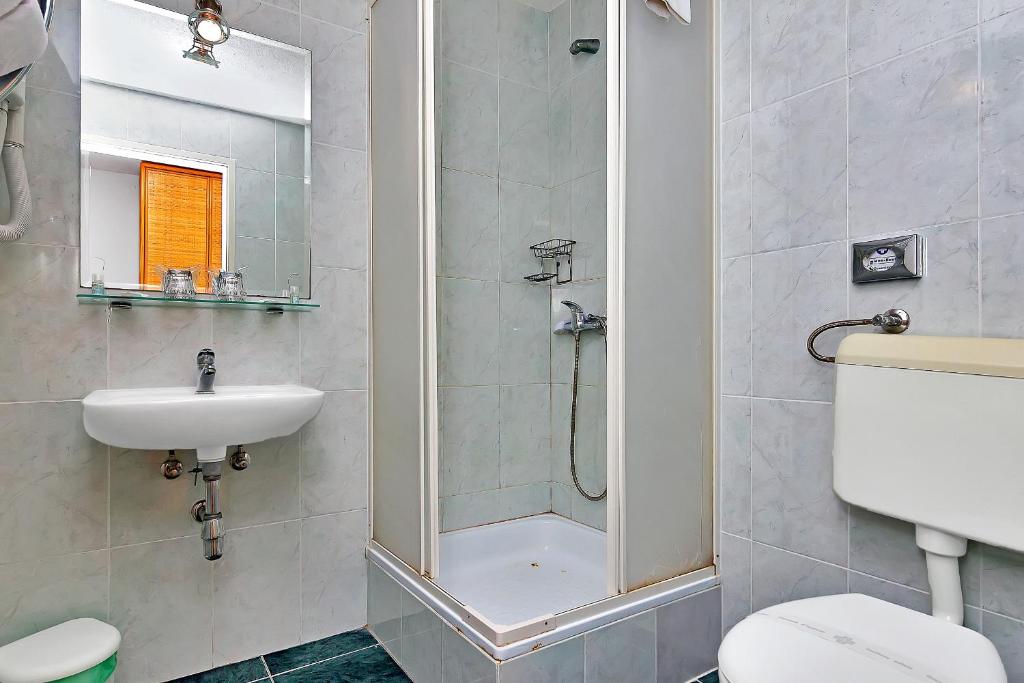 Kúpeľňa v ubytovaní Rooms by the sea Cove Pokrivenik, Hvar - 2069