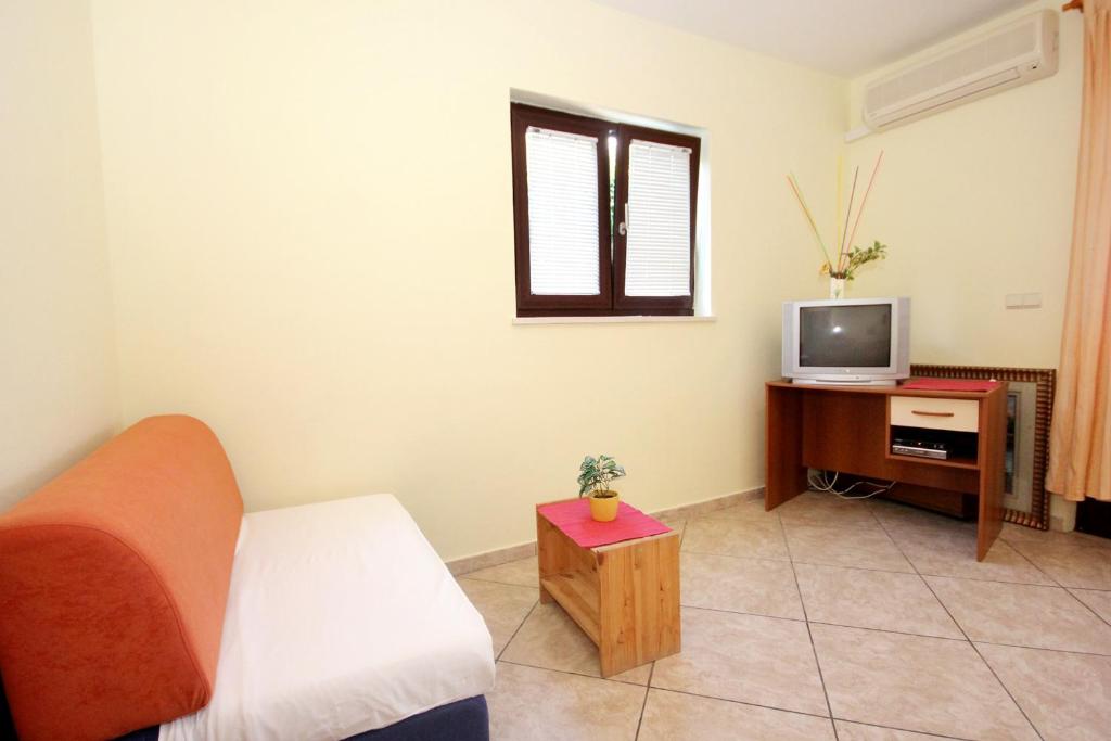 Televízia a/alebo spoločenská miestnosť v ubytovaní Apartments by the sea Srebreno, Dubrovnik - 2146