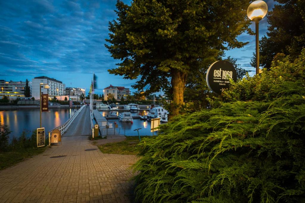 Výhled na řeku, která protéká v blízkosti hotelu