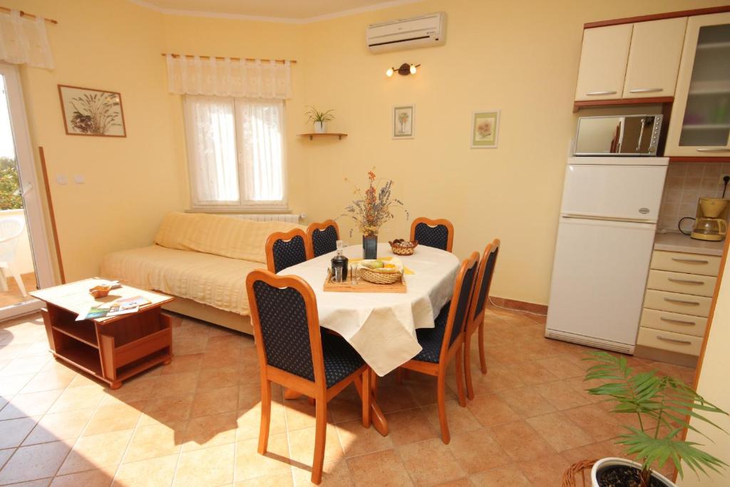 Fotografia z galérie ubytovania Family friendly apartments with a swimming pool Manjadvorci, Marcana - 2209 v destinácii Barban