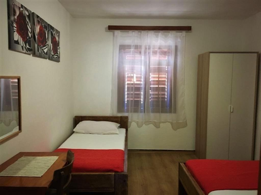Posteľ alebo postele v izbe v ubytovaní Family friendly seaside apartments Cove Torac, Hvar - 2071