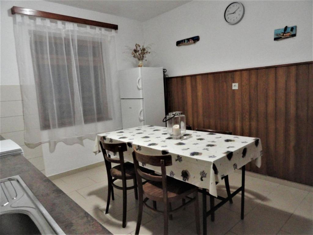 Fotografia z galérie ubytovania Family friendly seaside apartments Cove Torac, Hvar - 2071 v destinácii Gdinj