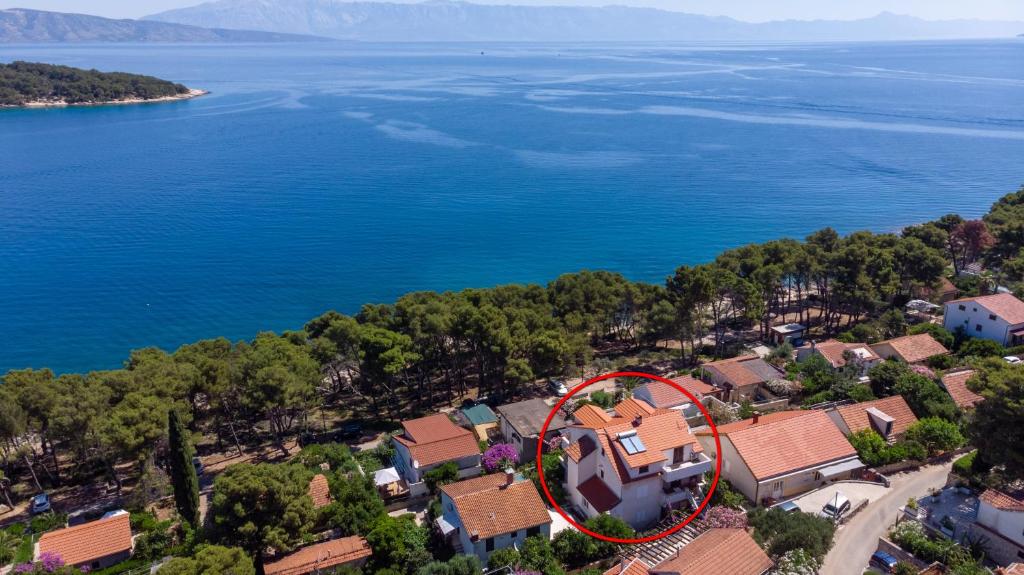 eine Luftansicht eines Hauses mit rotem Kreis in der Unterkunft Apartments by the sea Jelsa, Hvar - 4017 in Jelsa