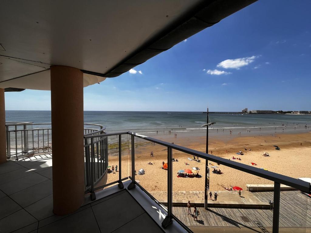 - une vue sur la plage de sable dans l'établissement Appartement 2 étoiles avec balcon-terrasse, 1 chambre, parking, près de la mer - FR-1-197-491, à Les Sables-dʼOlonne