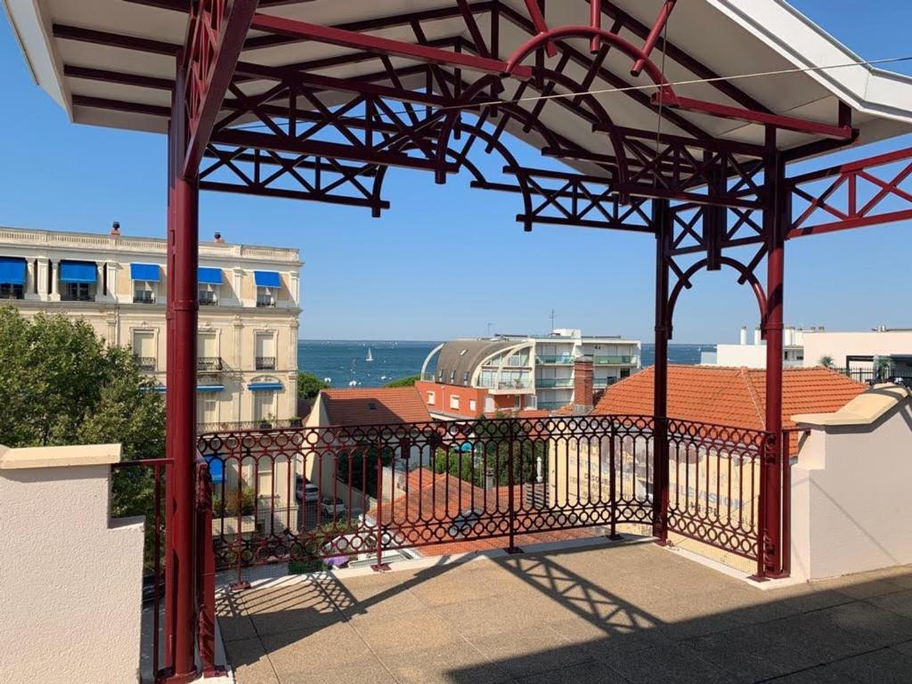 Blick auf einen Balkon mit einem Zug im Hintergrund in der Unterkunft Appartement 6 pers avec terrasse 80 m², hyper centre, plage à 50m, 296 bd de la plage, Arcachon - FR-1-474-148 in Arcachon