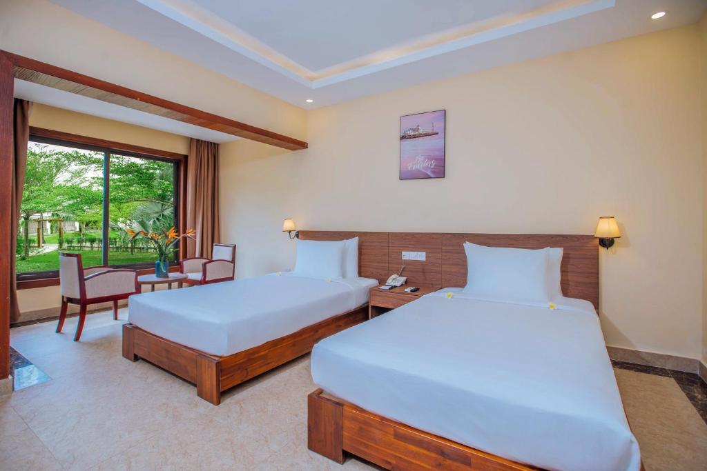 Postel nebo postele na pokoji v ubytování Celina Peninsula Resort Quảng Bình