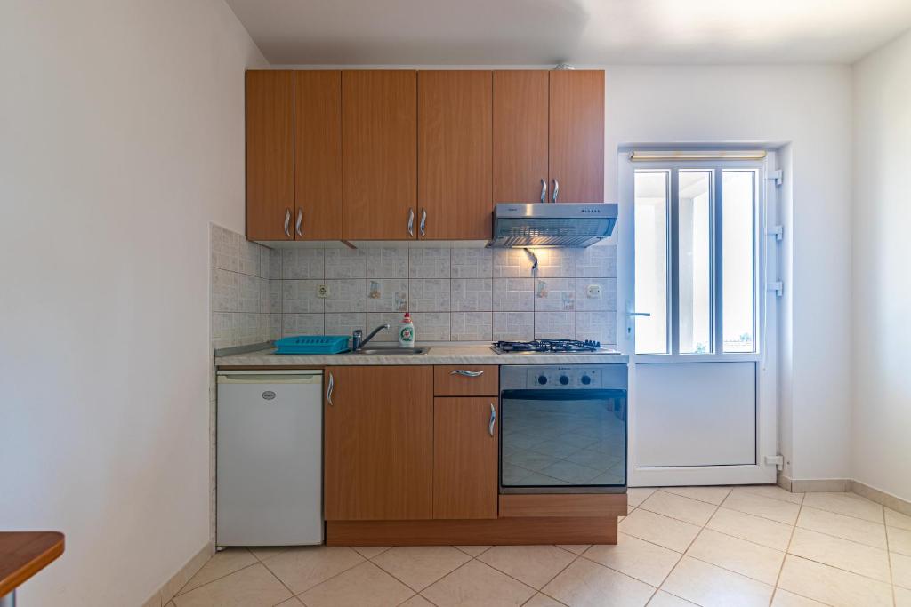 Kuchyňa alebo kuchynka v ubytovaní Apartments with a parking space Sveta Nedilja, Hvar - 4049