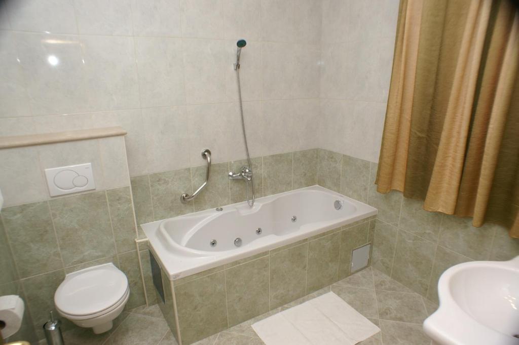 Kúpeľňa v ubytovaní Apartments by the sea Supetar, Brac - 4274